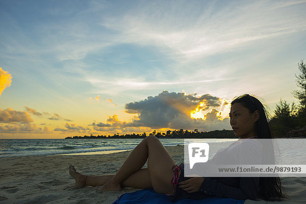 junge Frau junge Frauen Pose liegend liegen liegt liegendes liegender liegende daliegen Strand Sonnenuntergang