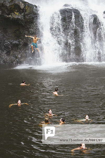 geselliges Beisammensein Spiel Touristin Wasserfall Hochebene