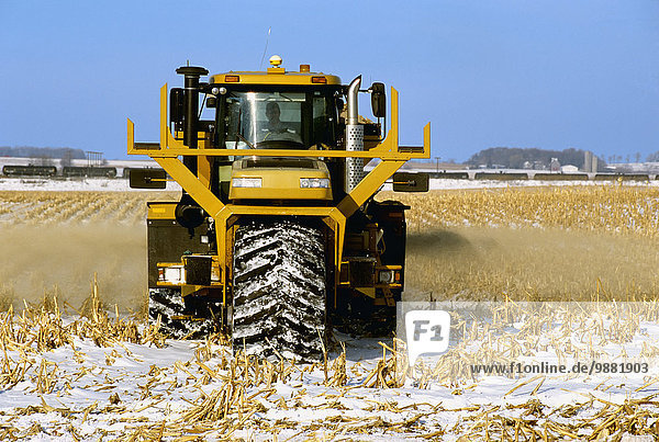 Vereinigte Staaten von Amerika USA nahe Kornfeld passen eincremen verteilen Winter bedecken Landwirtschaft Hintergrund Limette Ethanol auftragen Illinois Schnee Zug