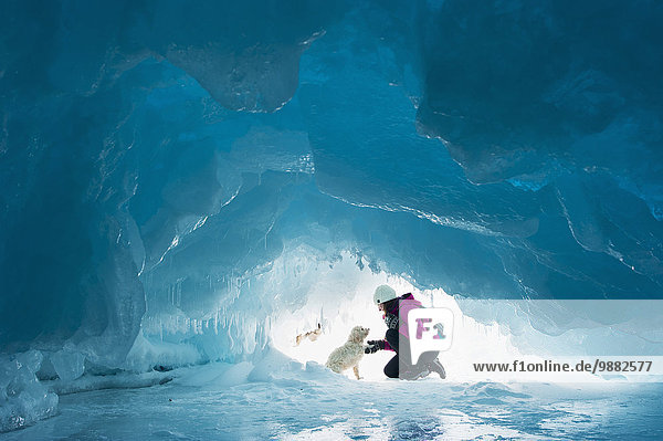 Frau Winter Landschaft Hund See Eis innerhalb Arroganz Höhle gefroren