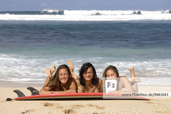 liegend liegen liegt liegendes liegender liegende daliegen Strand Surfboard Mädchen