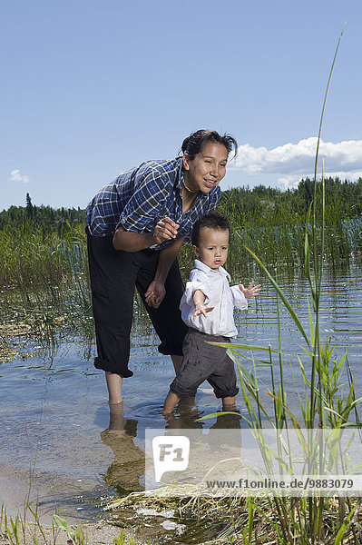 stehend Wasser Fischschwarm Sohn See seicht amerikanisch Ethnisches Erscheinungsbild Mutter - Mensch