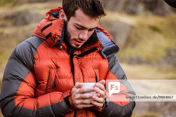 Junge männliche Wanderer trinken Kaffee  The Lake District  Cumbria  UK
