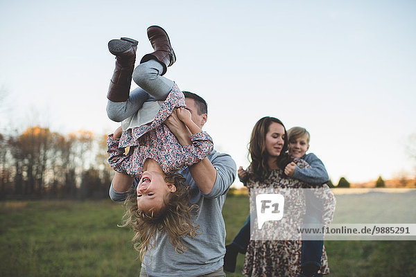 Junges Paar mit Sohn und Tochter im Feld