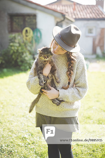 Junge Frau mit Hut  Katze in der Hand