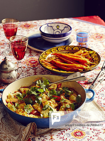 Stilleben der marokkanischen Harissa mit Karotten