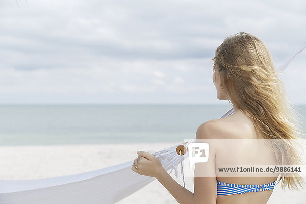 Junge blonde Frau mit Blick aufs Meer von Miami Beach  Florida  USA