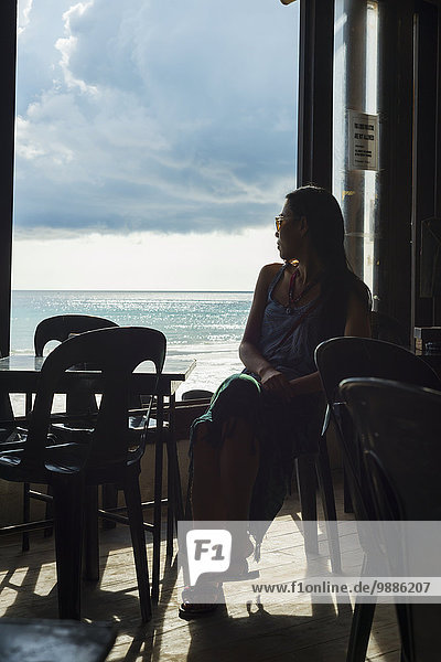 junge Frau junge Frauen sehen Restaurant Ansicht Philippinen