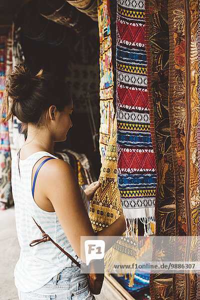 Junge Frau beim Textileinkauf am Marktstand  Lake Atitlan  Guatemala