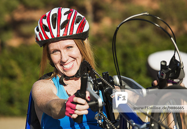 benutzen Frau radfahren Bewegung Verletzung Fahrrad Rad