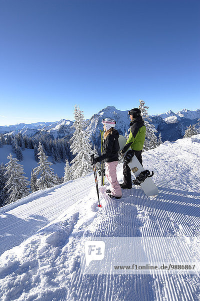 Skifahrerin und Snowboarder  Tegelberg  Ammergauer Alpen  Allgäu  Bayern  Deutschland  Europa