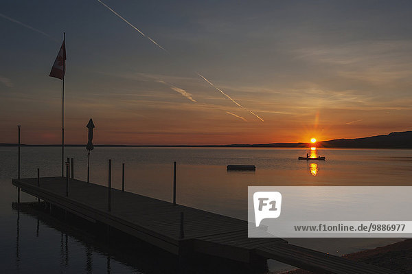 Sonnenuntergang Ruhe See Landschaftlich schön landschaftlich reizvoll Dock hinaussehen Kanada Ontario