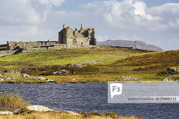 rollen Stein Wolke Palast Schloß Schlösser Himmel Hügel blau Fokus auf den Vordergrund Fokus auf dem Vordergrund Vernichtung Ballyconneely County Galway Irland Teich