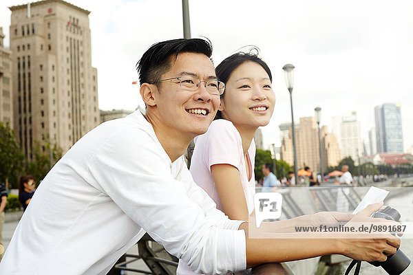 Touristenpaar schaut mit Sofortbildkamera hinaus  The Bund  Shanghai  China