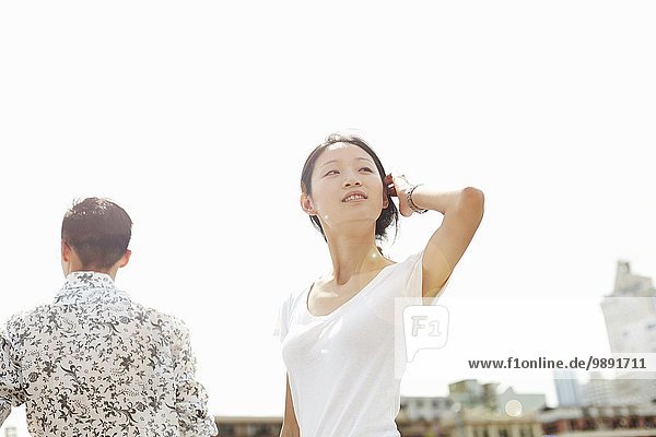 Junge Touristin schaut ihr über die Schulter  The Bund  Shanghai  China