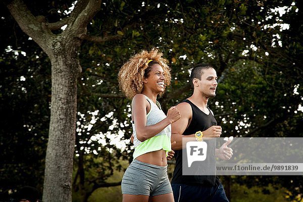 Zwei Freunde beim Trainingslauf im Park