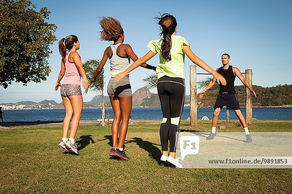 Freundinnen beim Training im Park mit Personal Trainer Rio De Janeiro Brasilien