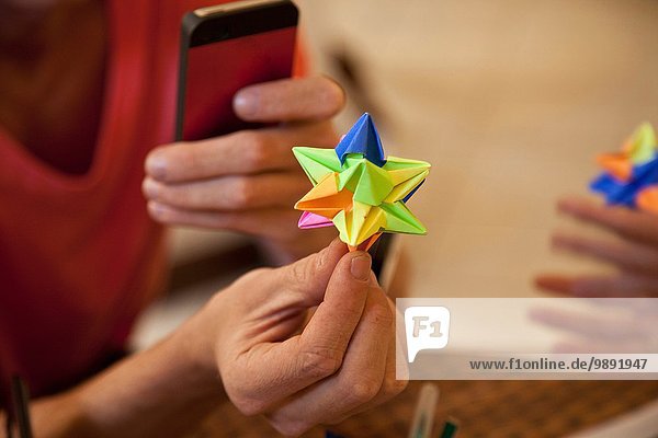 Schüler spielen Origami-Papierspiel