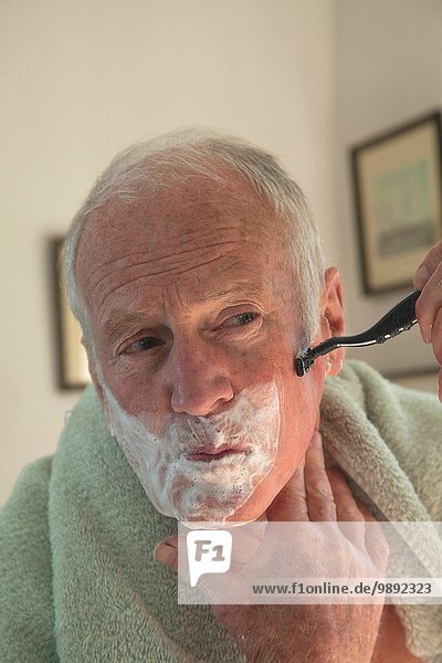 Senior Mann beim Rasieren