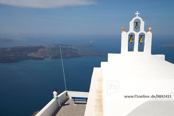 Blick auf weiß gewaschenen Kirchturm und Meer  Oia  Santorini  Kykladen  Griechenland