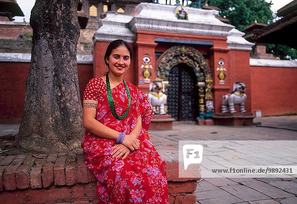 Porträt einer nepalesischen Frau vor dem Tempel  Kathmandu  Nepal