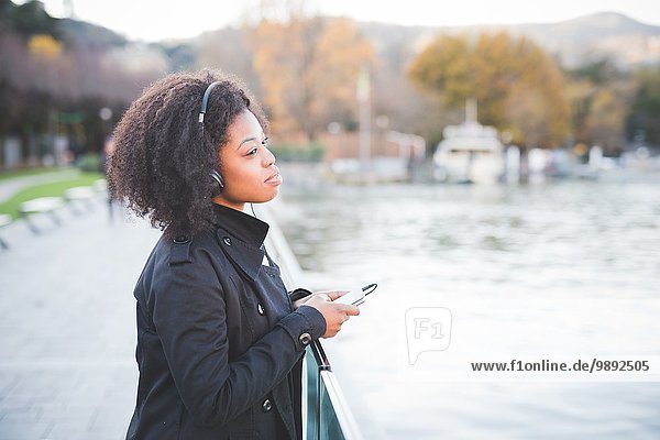 Porträt einer jungen Frau mit Blick aus dem Park am Comer See Italien