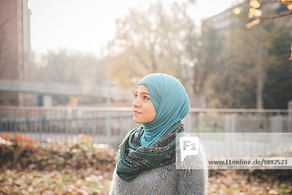 Porträt einer jungen Frau mit Hijab-Blick im Park