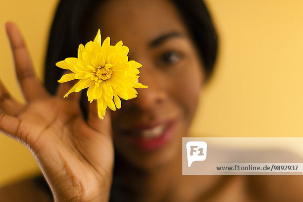 Junge Frau posiert mit Blume