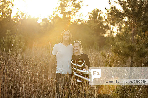 Paar im Feld im Sonnenlicht