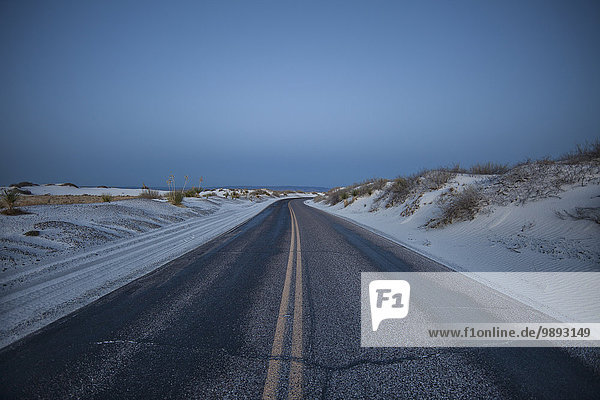 Blick auf den leeren Highway  White Sands Desert  New Mexico  USA