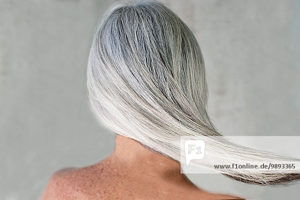 Frauen mit langen grauen haaren