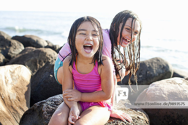 Schwestern spielen am Strand  Maui  Hawaii  US