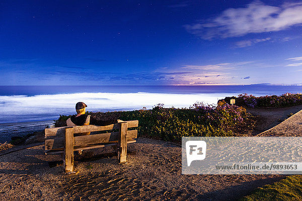 Mann auf Bank sitzend  mit Blick auf die Aussicht  Del Mar  Kalifornien  USA