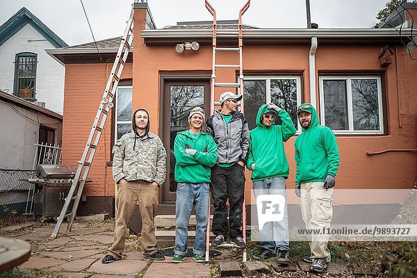 Solarmodul-Montageteam vor einem Haus