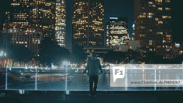 Vereinigte Staaten von Amerika USA Stadtansicht Stadtansichten Mann sehen Nacht Spiegelung Kalifornien Los Angeles