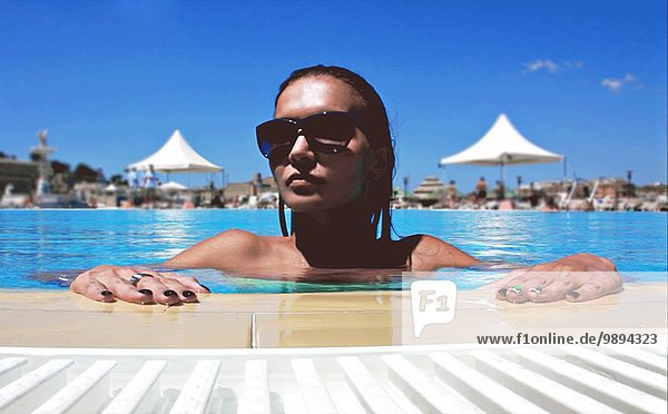 Frau Schwimmbad Sonnenbrille