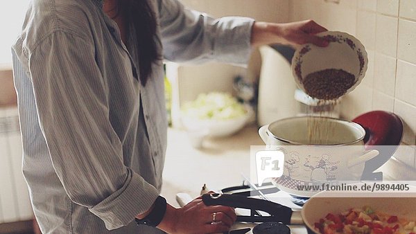 Kaffeebohne Wasser Frau eingießen einschenken Küche Backofen Ofen Bohne kochen Ofen