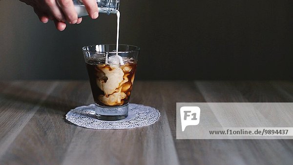 Glas eingießen einschenken Eis Kaffee Sahne