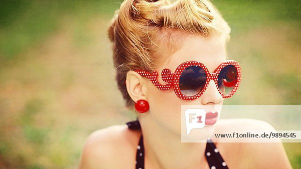 junge Frau junge Frauen Zusammenhalt Portrait Lippenstift Close-up rot Sonnenbrille