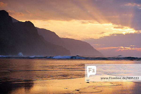 USA  Hawaii  Hanalei  Sonnenuntergang am Kee Beach und Blick auf Na Pali Coast