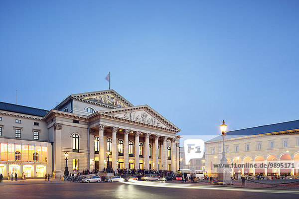 Deutschland  Bayern  München  Nationaltheater zur blauen Stunde