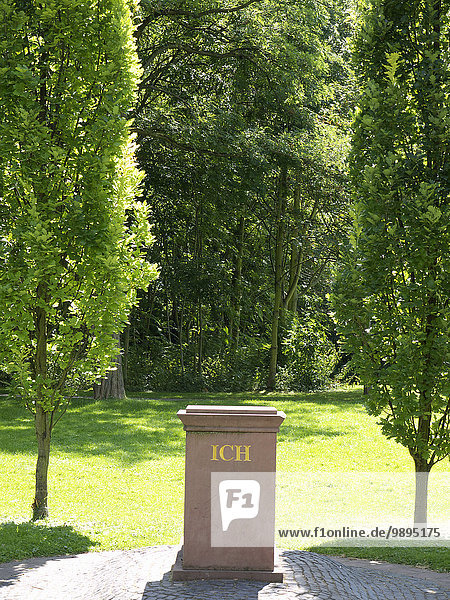 Deutschland  Hessen  Frankfurt  Leere Säule mit Inschrift'i' im Park