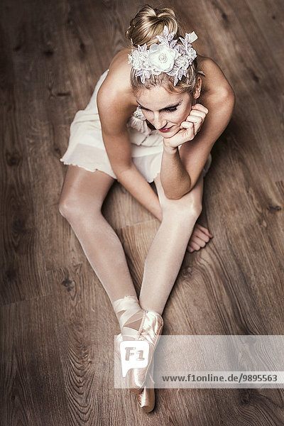 Balletttänzerin auf dem Boden sitzend
