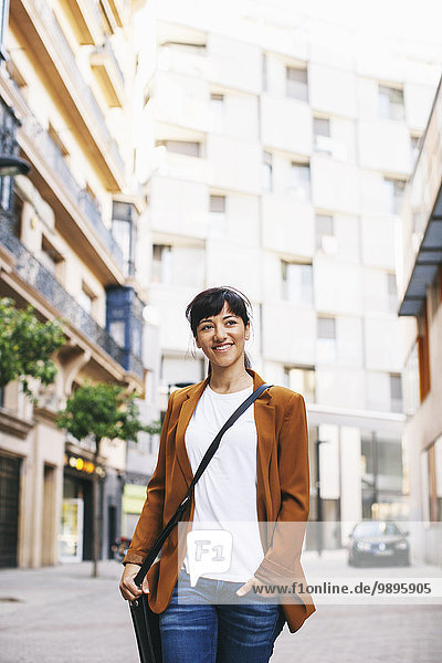 Spanien  Barcelona  lächelnde Geschäftsfrau auf der Straße
