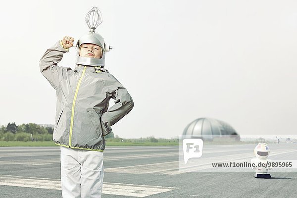 Zuversichtlicher Junge verkleidet als Raumfahrer