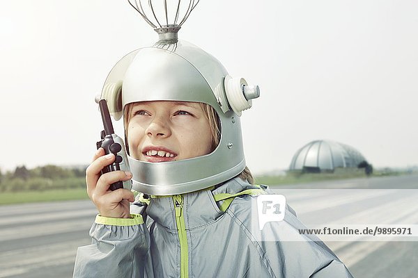 Junge verkleidet als Raumfahrer mit Funkgerät