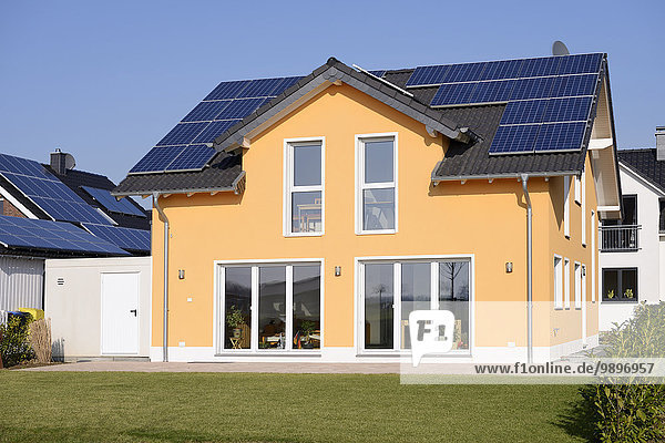 Deutschland,  Grevenbroich,  Neubau Einfamilienhaus mit Solarzellen auf dem Dach