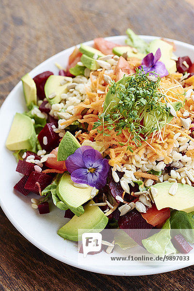Gemischter gesunder Salat auf Teller