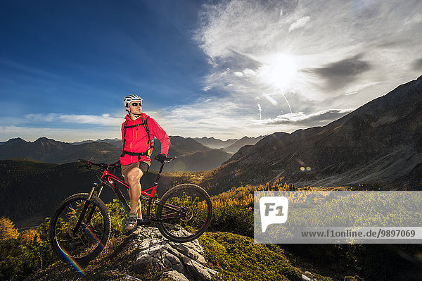 Österreich  Altenmarkt-Zauchensee  junger Mann mit Mountainbike in den Niederen Tauern