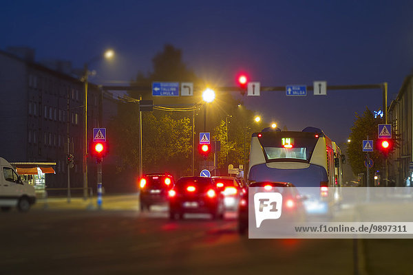 Estland  Paernu  Fahrzeuge halten vor Rotlicht an